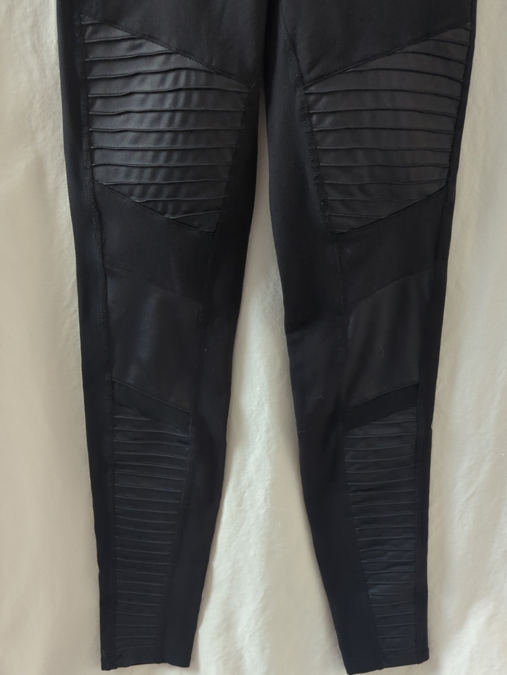 Alo Yoga Black Moto Leggings Size Medium M Mesh Details Pintuck Performance - Picture 4 of 12
